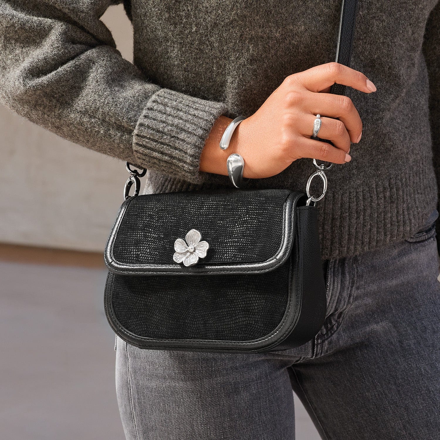 Everbloom Noir Arlo Flap Cross Body Bag - Image 4